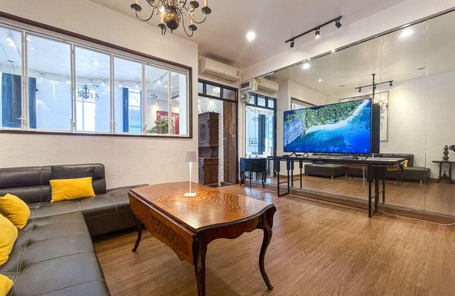 Stylish Townhouse in Nimman Area. Full Kitchen. Quiet Street.