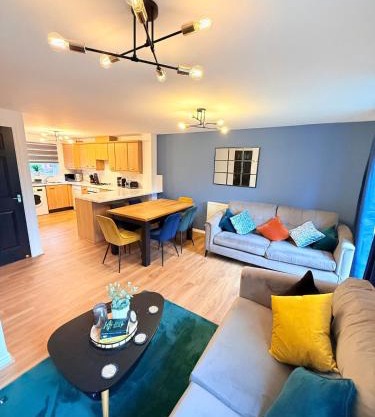 Stylish Townhouse in Rugby, sleeps up to 9!