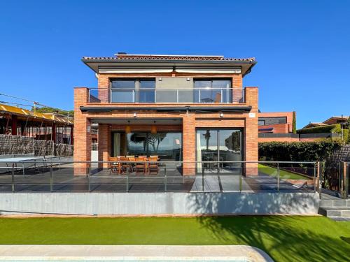 Stylish villa with saltwater pool