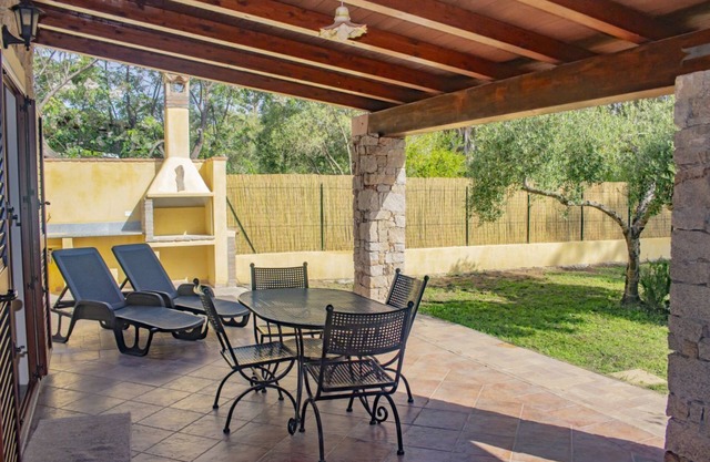 Su Moddissi, small villa 250m from Perdepera beach
