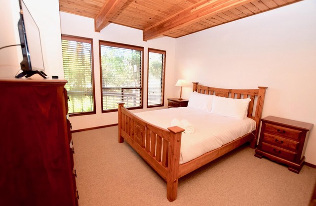 Sublime Cedar Lodge Leura - Newly Renovated Cedar Glass 5 Bedroom Lodge Near Views with Large Group Capacity