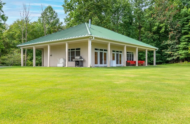 Sugarloaf Mountain Retreat- Explore a 300 Acre Estate, Hiking, Golfing, Biking