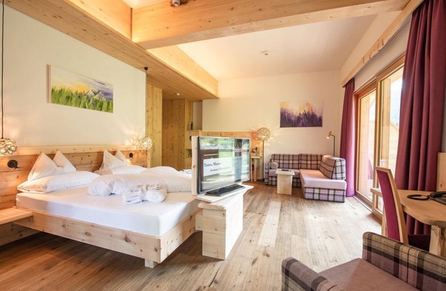 "Suite Bergsonne" with bathtub, shower, WC (from 7 nights) - Nature and wellness hotel