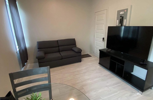 Suite with closed bedroom and sofa bed near Plage Kiwanis (Le Convivial)
