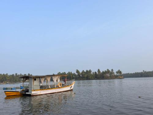 Suits by lowtide homestay