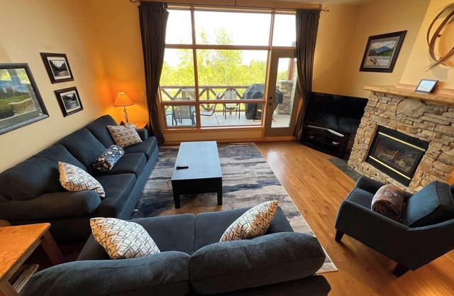 SullivanStone #19 - Golf - Ski - Hike - Chill - Private Hot Tub - Sleeps 12