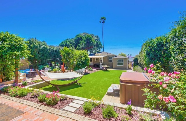 Summer at Dolphin Bay Hideaway pet-friendly yard!