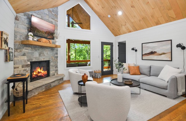 Summer Fun - Relax in Style – Luxe Retreat w/Hot Tub & King Comfort