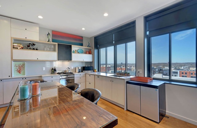 Summer Rental - 2 Bedroom/2 Bath Highrise - Downtown Modern Luxury!