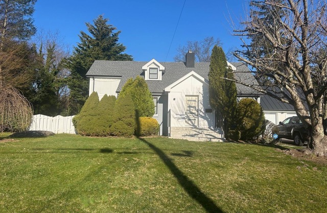 Summer retreat! 40 minutes from NYC with heated pool. Steps away from the water