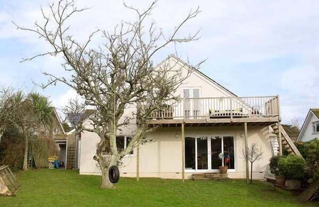 SUMMERFIELD HOUSE WITH HOT TUB, pet friendly in Gorran Haven