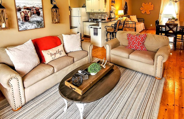 Summit View - Cozy spot with a view! Outdoor pool & pet friendly!