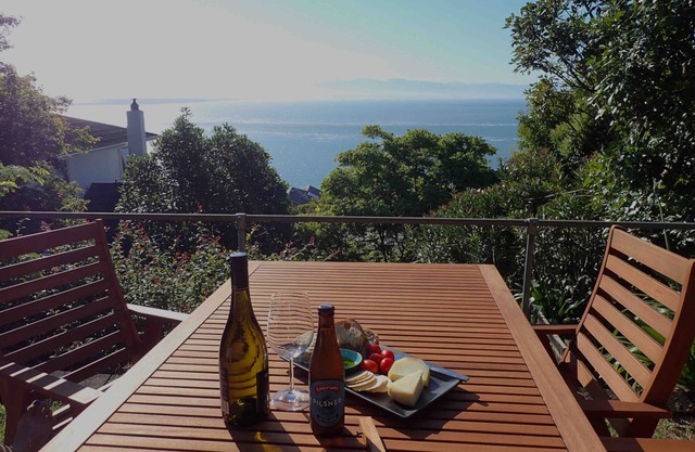 Sun-kissed, seaside sanctuary in Britannia Heights: relax with great views