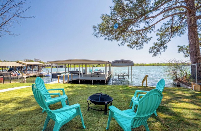 Sun rays & lake waves on Lake LBJ! Lakefront, hot tub, SUP, fire pit, games!
