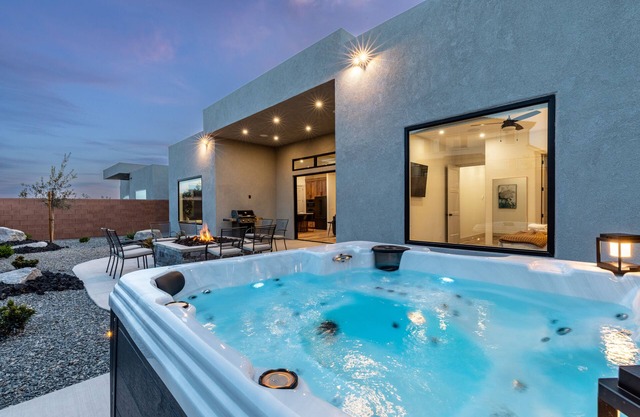 Sun Seeker 2 Bed Master Suite w/office. Hot Tub!