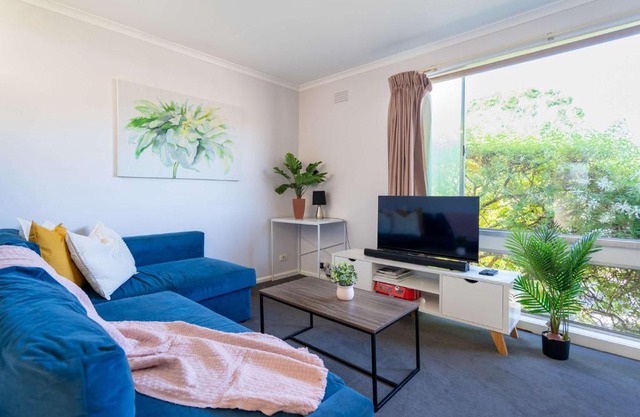 Sunny 2BR Home in Highton Easy Geelong Access