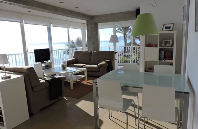 Sunny apartment in 1st line with views and private access to the beach