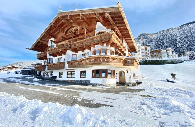 Sunny apartment with view & ski bus 10 m away