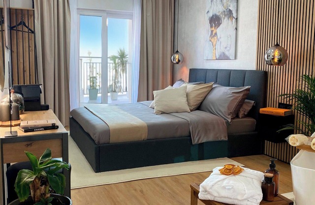 Sunny BnB with Bathtub + Breakfast Included