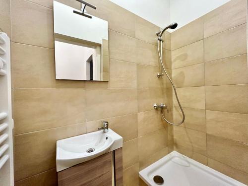 Sunny & Calm Apartment - Free Parking
