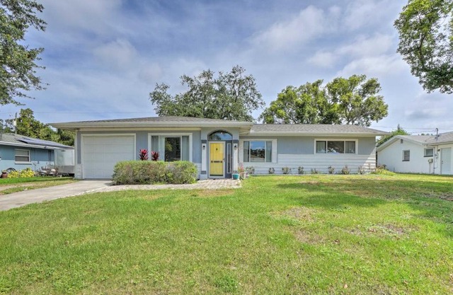 Sunny Clearwater Home - 5 Mi to Beach and Park!