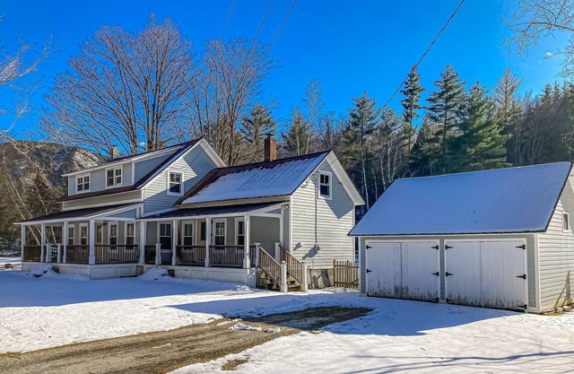 Sunny, dog-friendly home with a fenced yard, washer/dryer