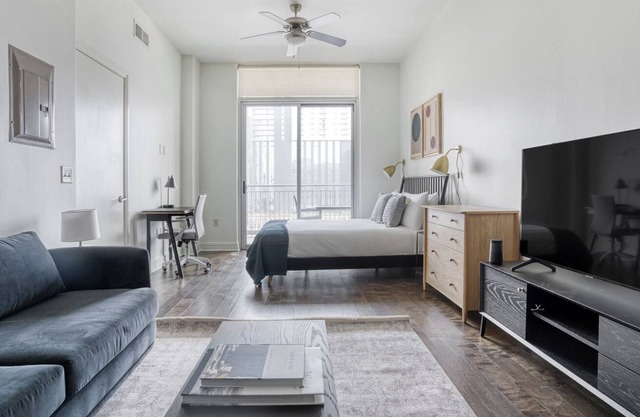 Sunny Downtown Studio w/ Gym & W/D, walk to 6th St bars, by Blueground