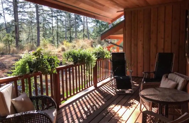 Sunny Executive Home w/Private Hot Tub! Sleeps 8! Central Location.