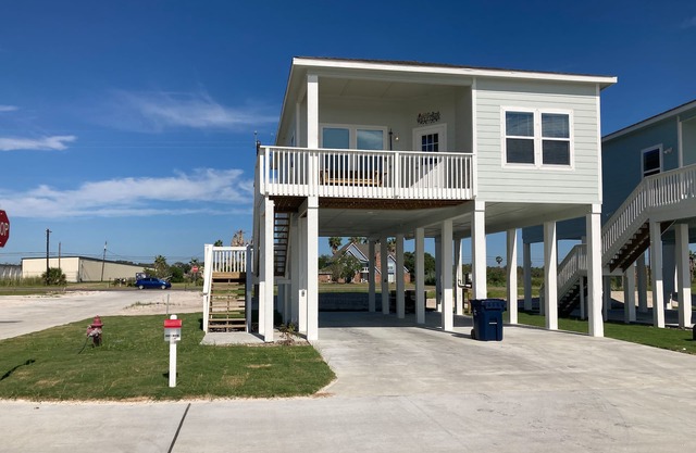 Sunny home minutes from beach with pool - golfing nearby