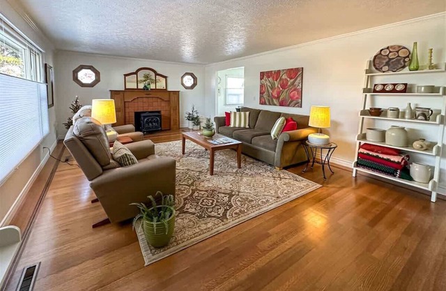 Sunny & Immaculate Upper-Level Apartment