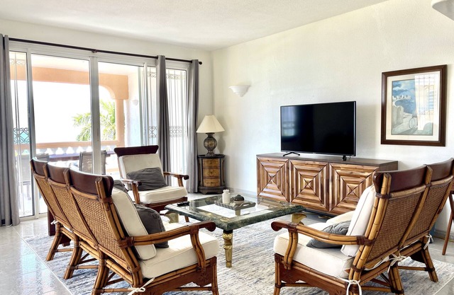Sunny, Large 3 Bedroom Villa with Ocean Views