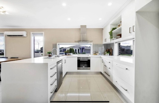 Sunny Modern 3 Bedroom Townhouse