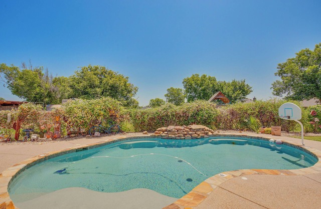 Sunny Stephenville Home w/Pool: 4 Mi to Downtown