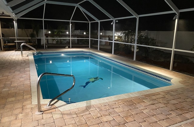 Sunny Venice villa w/heated pool and lanai, kayaks, close to beach and downtown