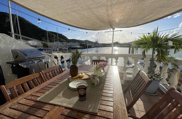 Sunny Villa in the Marina - Excellent Water Views