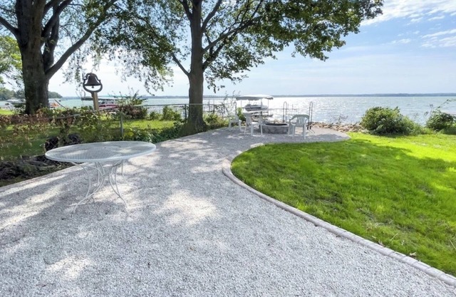 "Sunnyside & Magnolia", A peaceful lakeside getaway - Under New Mgmt in 2025!