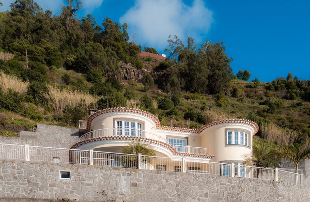Sunnyside Villa with private pool - 10 min from the beach!