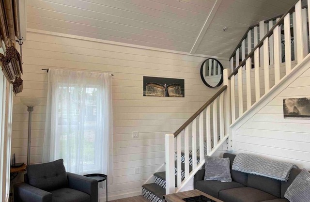 Sunrise Cabin- The Loft - secluded Beach front guest house