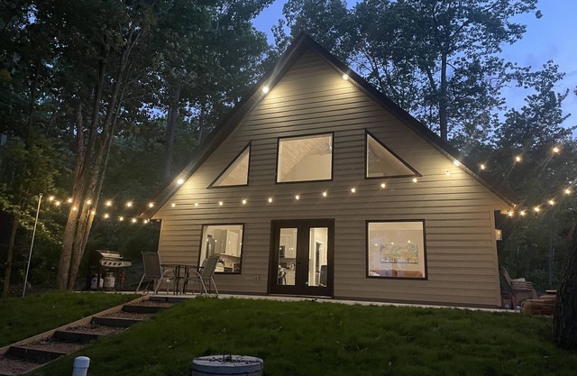 Sunrise Chalet on Potato Lake - Water Front - Dock - Hottub - Game Room