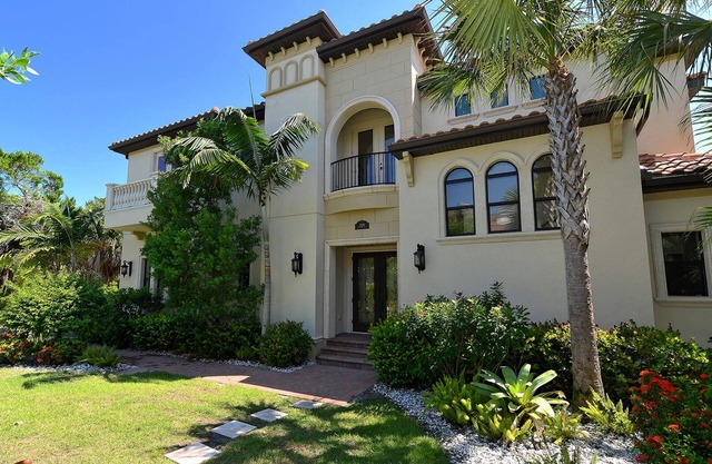 SUNRISE/SUNSET VIEWS ~ Casey Key Lux ~ 2 Masters & All Bdrm Suites, Pool + Beach