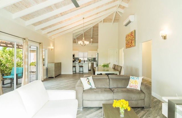 SunSeaSand - 2Bdrm Seaside Cottage - Long Bay Hills