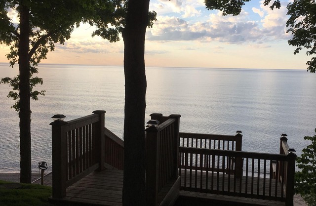 Sunset Bell Lakehouse & Beachfront Retreat - Lake Huron