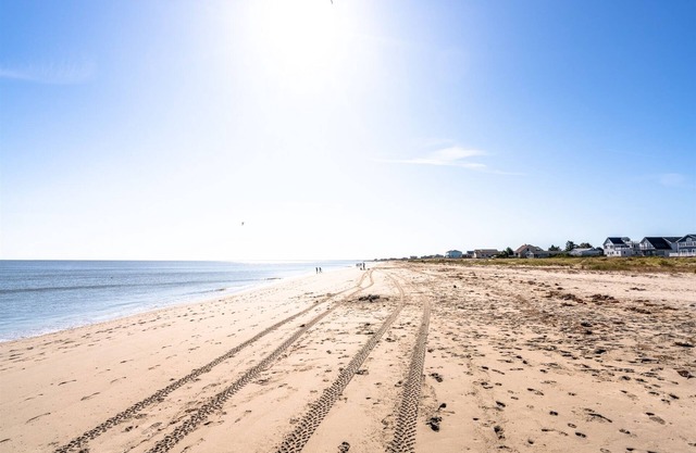 SUNSET DREAMS - 4 BD & 2.5 BA - Sleeps 8 - Short walk to Beach!
