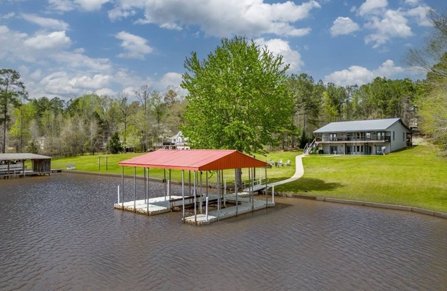 Sunset Estate 7 bedrooms, Sleeps 18! + Game Room