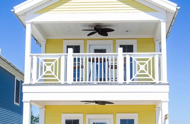 Sunset Haven: 2 Bed/1.5 Bath Lakeside Cottage!
