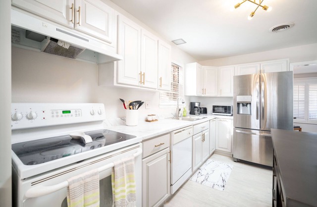 Sunset & Mountain View Home. All New! Dogs Welcome