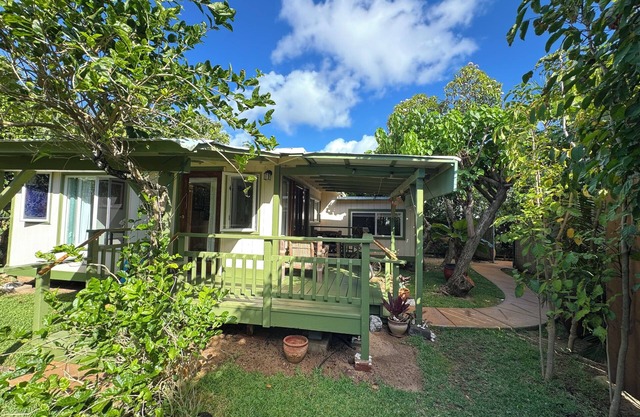 Sunset Pt. BEACH Cottage/almost beachfront w yard, bikes for 2 guests only.