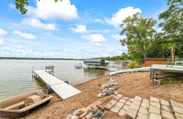 Sunset Retreat 4 Seasons Lake Home - Pedal Boat, Canoe & Kayak