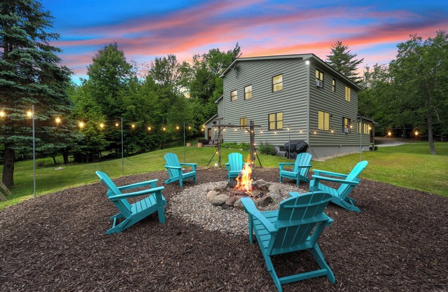Sunset Retreat - Lake George 5 acre with AC, Firepit, Game Room and Grill