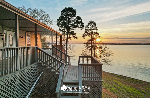 Sunset Retreat on Lake Bob Sandlin